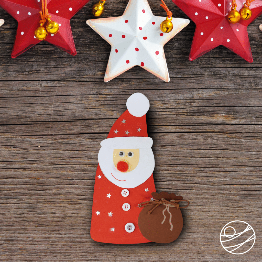 Weihnachtsmann aus Tonkarton gebastelt auf Holz unter Weihnachtssternen