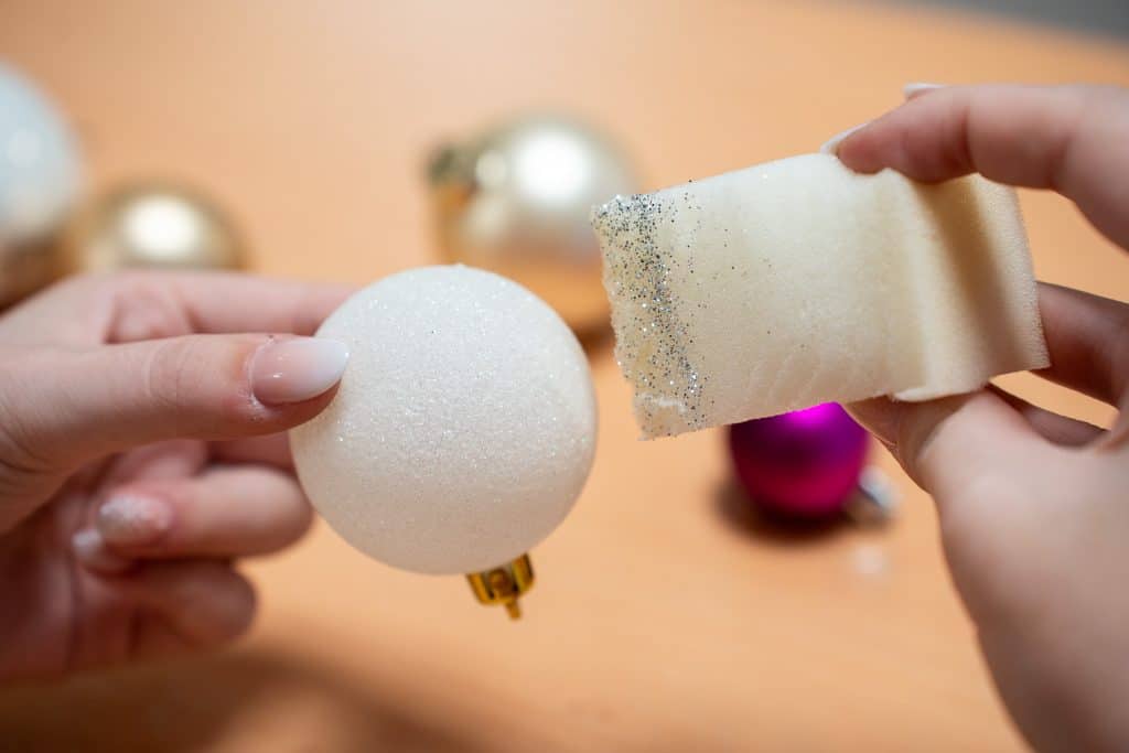 handbemalte Weihnachtskugel in weiß mit Glitzer in der Familotel Sonnenpark Kreativwerkstatt