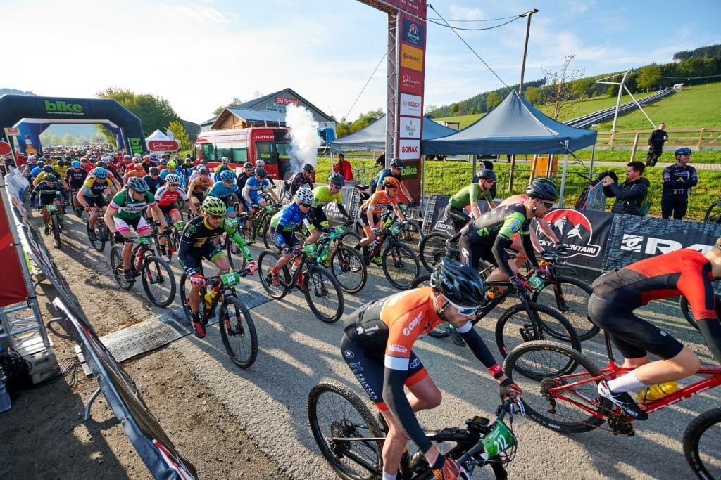 Gruppe von Fahrradfahrern starten Rennen am Bike-Festival