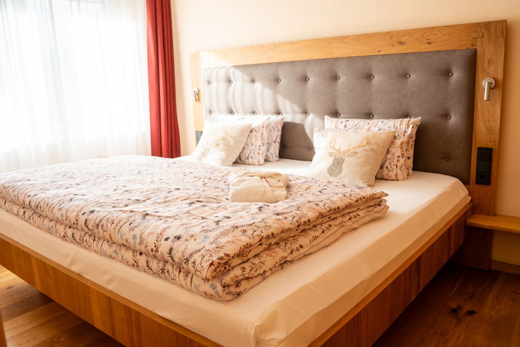 Familienbett mit Polster-Kopfteil