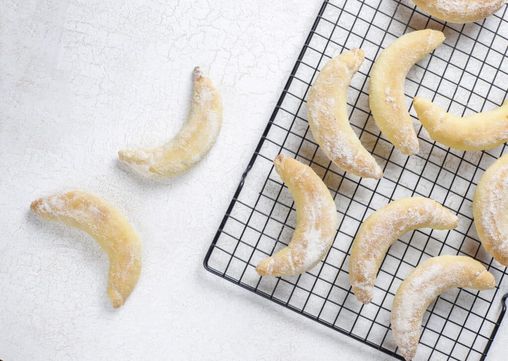 Vanillekipferl auf einem Gitter mit weißem Grund