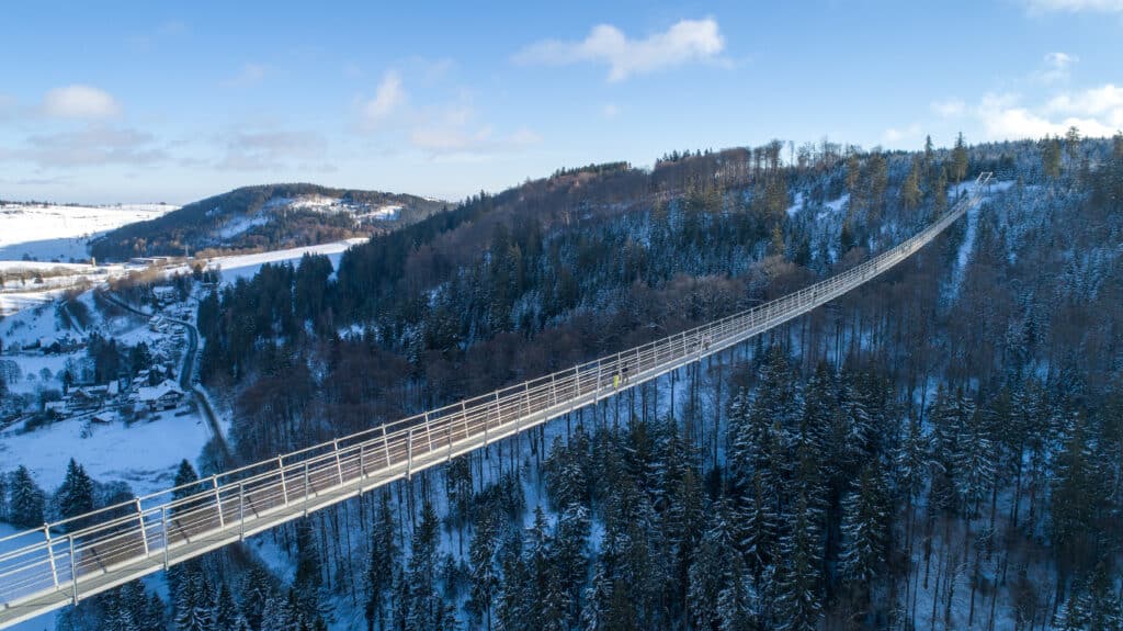 Hängebrücke Skywalk Willingen im Winter umgeben von Wäldern