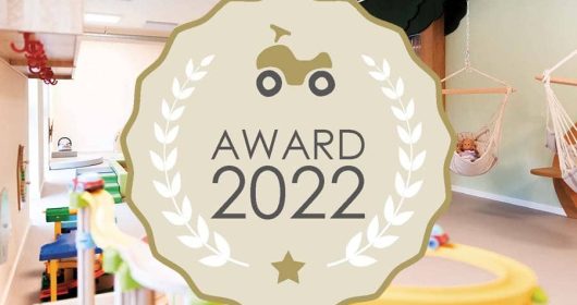 Kinderhotel.info-Award 2022 vor einem Babybetreuungsraum