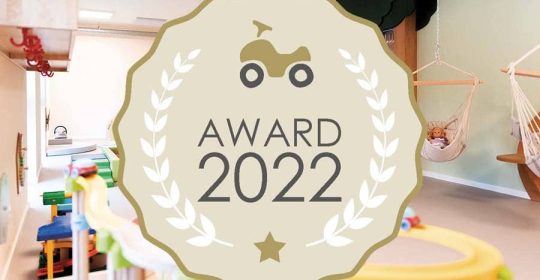 Kinderhotel.info-Award 2022 vor einem Babybetreuungsraum