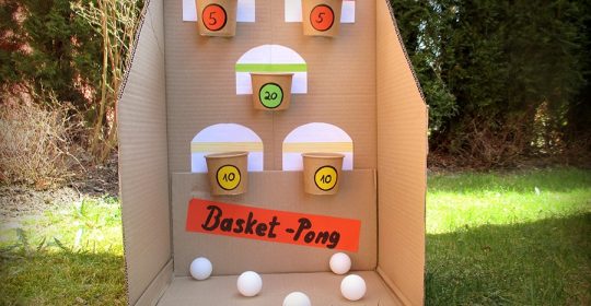 Basket-Pong Spiel aus Pappe und Bechern mit Tischtennisbällen