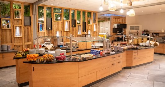 Ein großes Frühstücksbuffet vor einer Holzwand