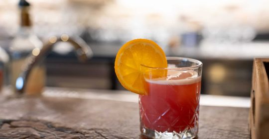 Frühlingsdrink an der Lounge Bar im Familotel Sonnenpark