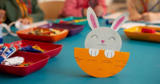 Kreative Osterdekoration zum Basteln, der Wackelhase mit Bastelzubehör in der Kinderbetreuung