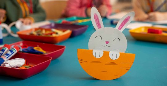 Kreative Osterdekoration zum Basteln, der Wackelhase mit Bastelzubehör in der Kinderbetreuung