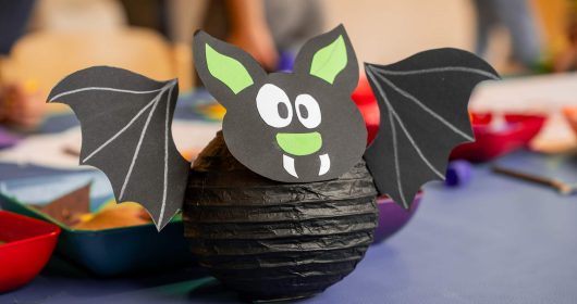 Fledermauslampion auf einem Basteltisch