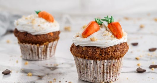 Möhrenmuffins mit weißem Topping und Marzipan-Möhre im Familotel Sonnenpark