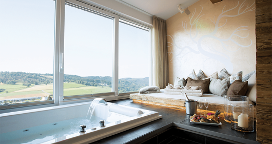 Große Whrilwanne mit Dabed und Obstteller, sowie Sekt. Ausblick auf die Berge.