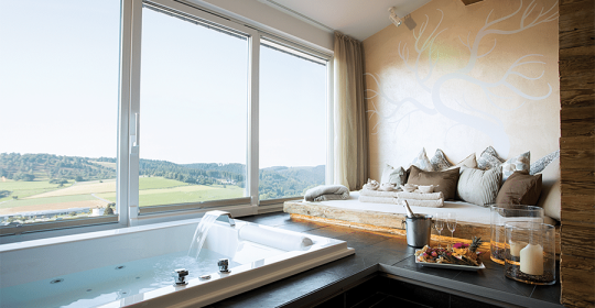 Große Whrilwanne mit Dabed und Obstteller, sowie Sekt. Ausblick auf die Berge.