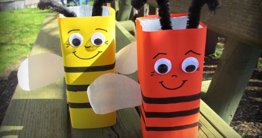 Bienen aus Tetrapack gebastelt auf einer Holzbank im Garten