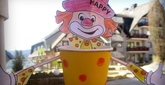 Clowns-Becher aus Pappe