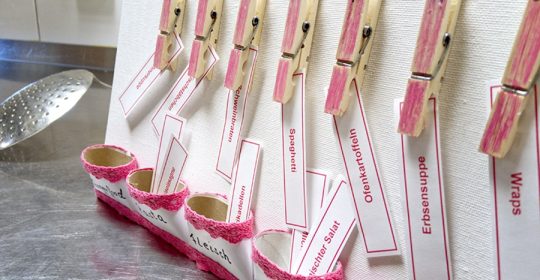 Kochplan aus Keilrahmen und Klopapierrollen in der Küche