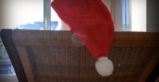 Nikolausmütze auf einer Liege vor einem Fenster