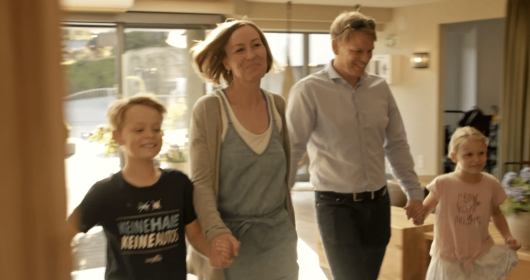 vierköpfige Familie Hand in Hand auf dem Weg zur Rezeption