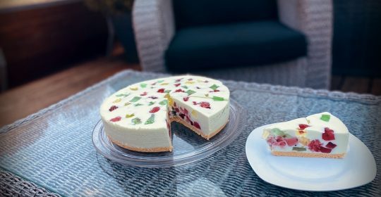 Philadelphiatorte auf einem Glasteller auf Terrassenmöbel