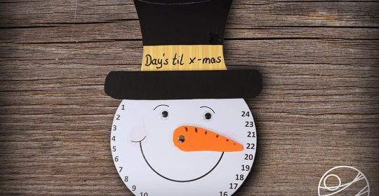 Fensterbild von einem Schneemannkopf aus Tonkarton