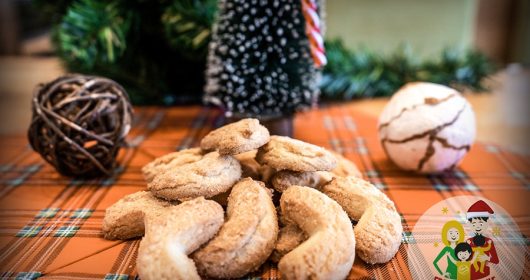 Vanillekipferl auf einer Serviette umgeben von Weihnachtsdekoration