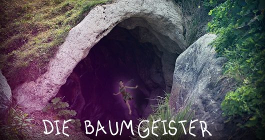 Fee in grünem Kleid fliegt in eine Höhle