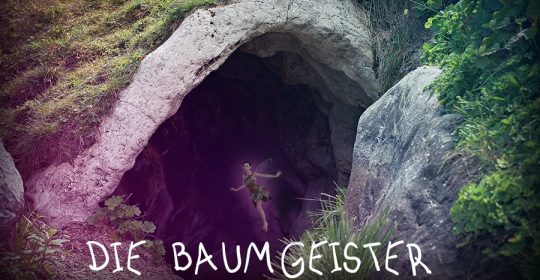 Fee in grünem Kleid fliegt in eine Höhle