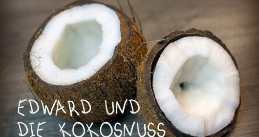 Aufgeschnittene Kokosnuss auf einem Holztisch