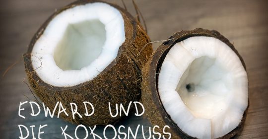 Aufgeschnittene Kokosnuss auf einem Holztisch