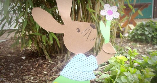 Hase aus Tonkarten vor einem Strauch