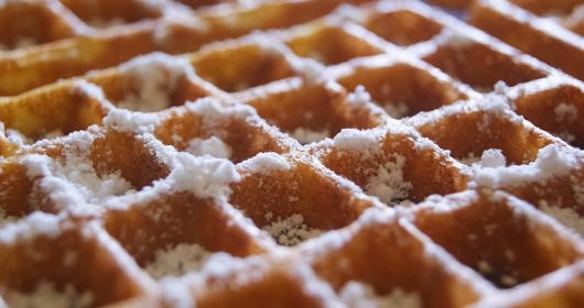 Nahaufnahme einer Waffel mit Puderzucker
