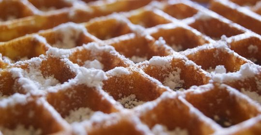 Nahaufnahme einer Waffel mit Puderzucker