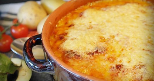 Nahaufnahme eines Topfes mit Kassler Rösti Sauerkraut Auflauf