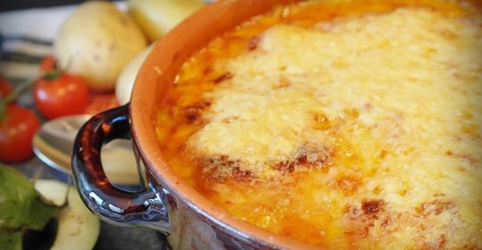 Nahaufnahme eines Topfes mit Kassler Rösti Sauerkraut Auflauf