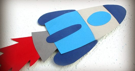 Rakete aus Tonkarton auf weißem Grund