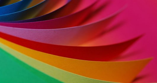 Bunter Tonkarton aufgefächert