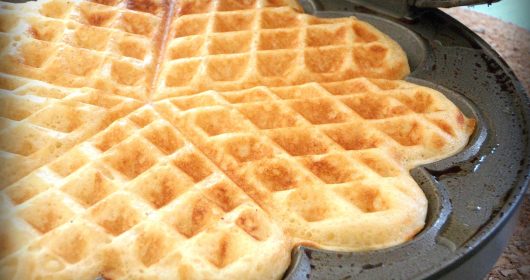 Herzwaffel im Waffeleisen Nahaufnahme