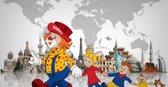 Illustrierter Clown mit Kindern vor verschiedenen Wahrzeichen auf einer Weltkarte