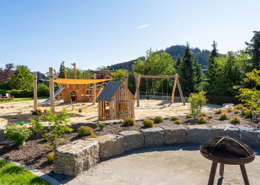 Outdoor Piratenspielplatz mit Piratenschiff, Schaukeln und Spielhäuschen