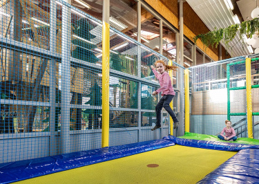 Kind springt auf Trampolin