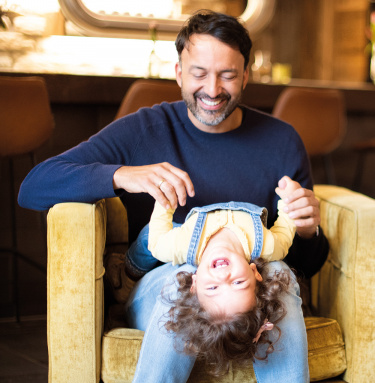 Vater mit Tochter in der Lounge