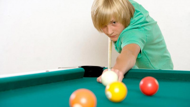 biliard Junge spielt Billard